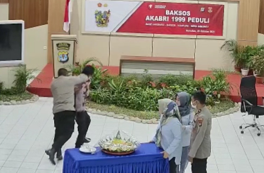 Viral video penganiayaan yang diduga dilakukan oleh Kapolres Nunukan (Foto: Tangkapan layar)