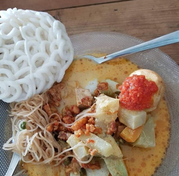 Lontong sayur, salah satu kuliner yang terdapat di Kedai Mamak