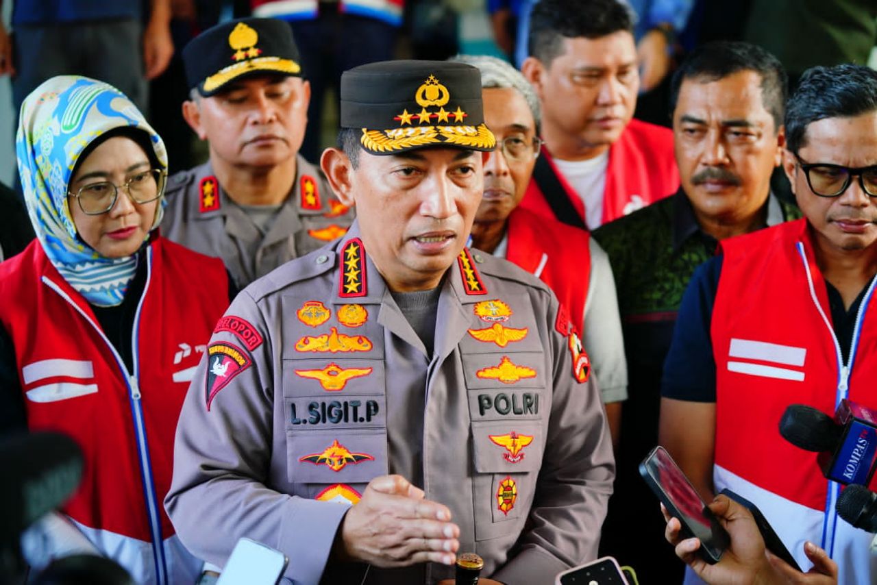 Kapolri Jenderal Listyo Sigit Prabowo meninjau lokasi kebakaran Depo Pertamina (Foto: Humas Polri)