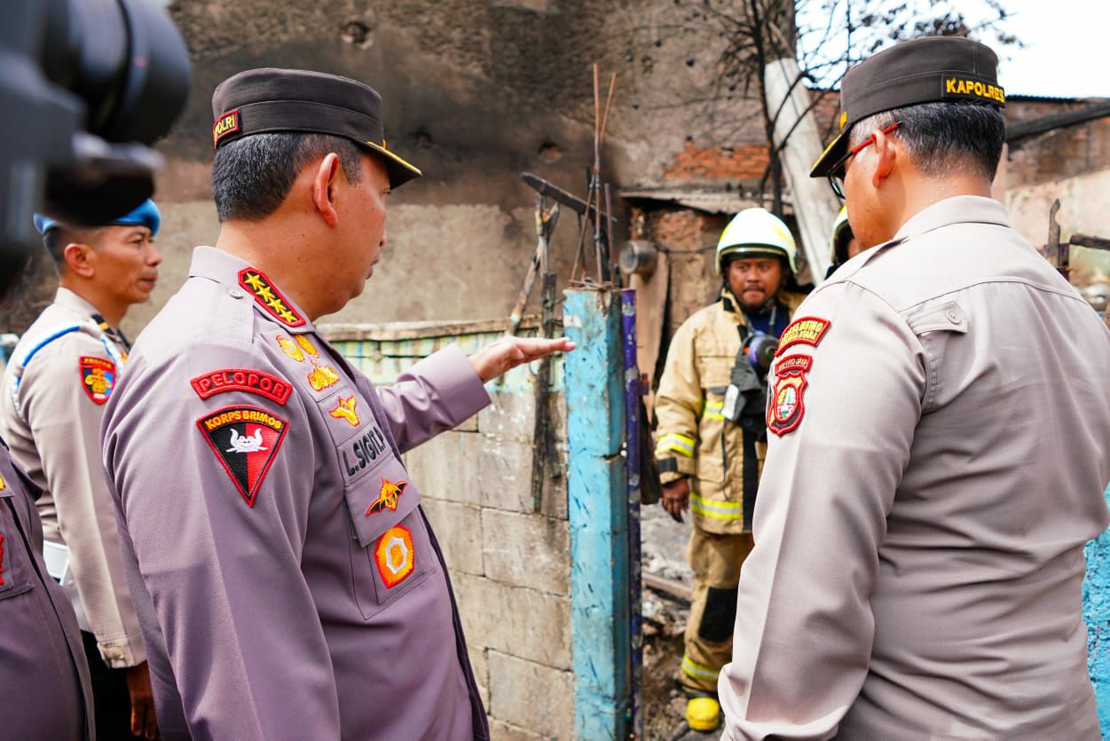 Kapolri Jenderal Listyo Sigit Prabowo meninjau lokasi kebakaran di Depo Pertamina (Foto: Humas Polri)